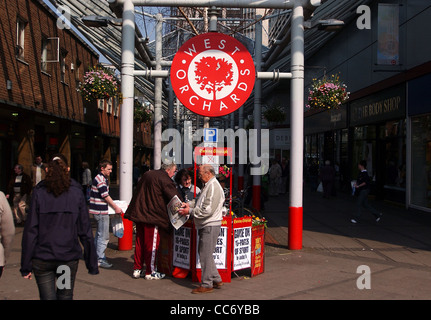 Coventry Orchards Shopping Center - Zeitungsverkäufer Stockfoto