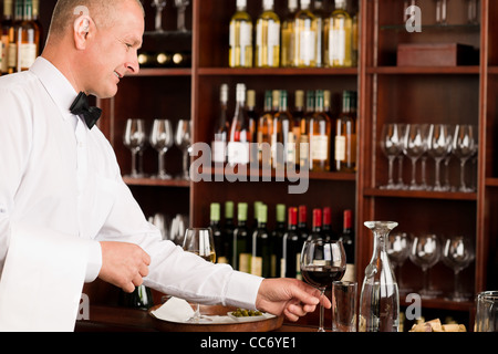 Kellner Reife dienen Glas im Restaurant Weinstube Stockfoto