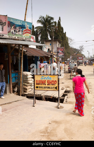 Indien, Arunachal Pradesh, Bhalukpong, Basar, Sela Wein Shop Verkauf von billigen Low-Pflicht-Alkohol in der Nähe von Assam Grenzposten Stockfoto