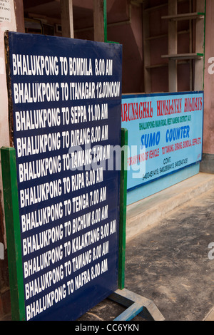 Basar, Liste der Reiseziele außerhalb am Straßenrand Sumo Sammeltaxi Ticket stand, Bhalukpong, Arunachal Pradesh, Indien Stockfoto