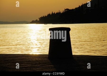 Liegeplatz-Poller-Silhouette bei warmen goldenen Sonnenuntergang in Orebic, Kroatien Stockfoto