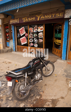 Indien, Arunachal Pradesh, Bhalukpong, Basar, Motorrad Honda Super Pracht vor kleinen lokalen café Stockfoto