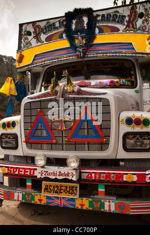 Indien, Arunachal Pradesh, Bhalukpong, Basar, dekorierte LKW-Front mit Tashi Delek tibetischen willkommen Stockfoto