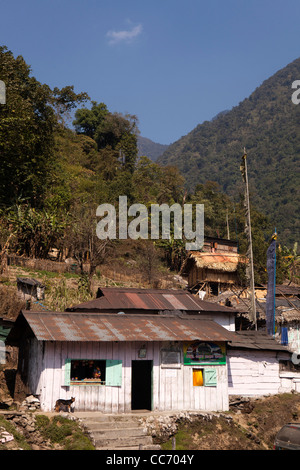 Indien, Arunachal Pradesh, West Kameng Bezirk, Sessa, kleinen Straßencafé im Schatten von Ausläufern des Himalaya Stockfoto