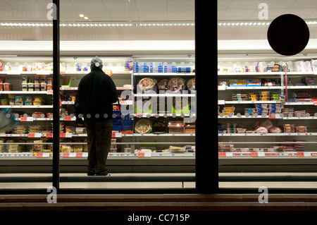 Supermarkt in der Nacht fotografiert von außerhalb Stockfoto