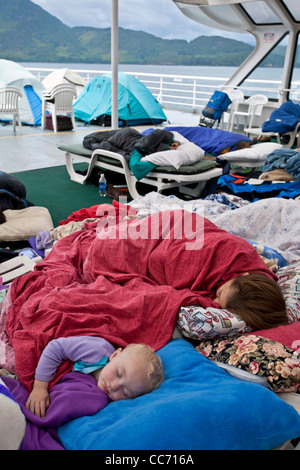 Familie schlafen auf dem Deck der Fähre von Bellingham (Washington) nach Skagway (Alaska). Inside Passage. USA Stockfoto