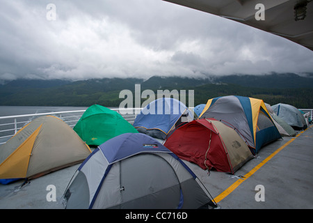 Zelte aufgeschlagen auf dem Deck der Fähre Columbia. Fähre von Bellingham(Washington) nach Skagway (Alaska). Inside Passage. USA Stockfoto