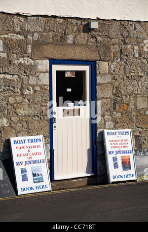 Boards außerhalb Buchungsbüro in Yarmouth, Isle of Wight, Hampshire UK Werbung Bootsfahrten Needles und Hurst Castle auf MV Joybelle zu sehen Stockfoto