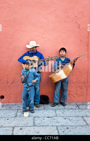 Mexikanischen Vater Eltern & zwei feine suchen junge Söhne Kind Kinder arbeiten als Straßenmusiker auf Macedonio Alcala Oaxaca Mexico Stockfoto