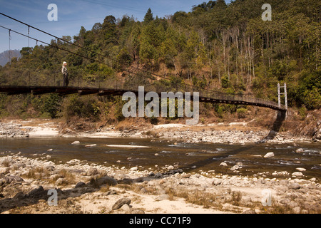 Indien, Arunachal Pradesh, Tenga, westlichen Touristen stehen auf Hängebrücke überqueren Kameng Fluß Stockfoto