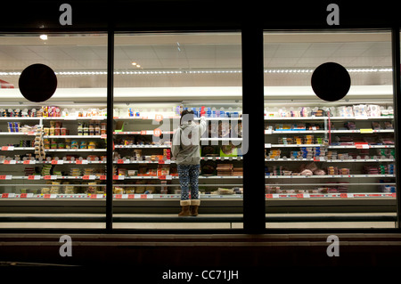 Supermarkt in der Nacht fotografiert von außerhalb Stockfoto