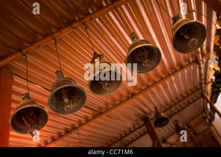 Indien, Arunachal Pradesh, Tenga, Nag Mandir Hindutempel, Messing Glocken über Eingang Stockfoto