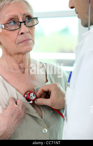 Arzt eine Frau Herzschlag hören Stockfoto