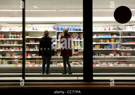 Supermarkt in der Nacht fotografiert von außerhalb Stockfoto