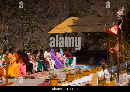 Indien, Arunachal Pradesh, Tenga, Nag Mandir Hindu-Tempel, bunt gekleidet, indische Touristen Stockfoto