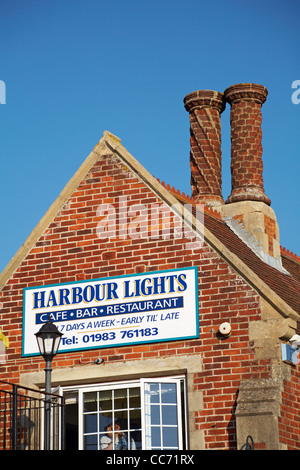 Café-Bar-Restaurant Harbour Lights im Yarmouth, Isle of Wight, Hampshire, Großbritannien im September Stockfoto