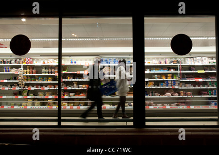 Supermarkt in der Nacht fotografiert von außerhalb Stockfoto