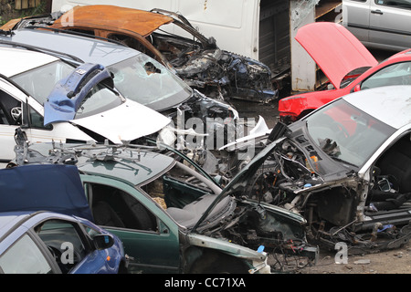 Autos in einem kleinen Schrottplatz demontiert Stockfoto