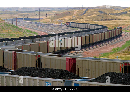 Kohle-Bulk-Züge in Campbell County, Wyoming, USA. Stockfoto