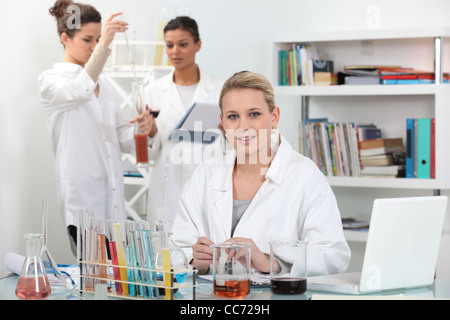 Eine Gruppe von Wissenschaftlern, die Durchführung von Experimenten Stockfoto