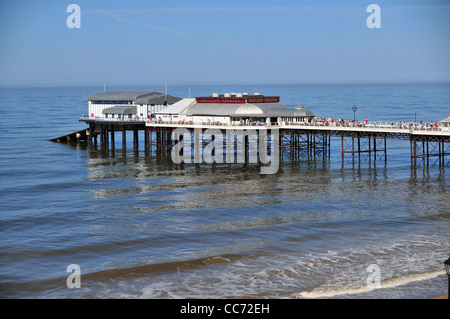Die traditionellen Meer Pier in Cromer, North Norfolk, UK, auf einen ruhigen Nachmittag im Frühsommer. Stockfoto
