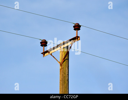 Overhead Niederspannung elektrische Stromleitung auf Holzstab. Scouten Sie Scar, Kendal, Cumbria, England, Vereinigtes Königreich, Europa. Stockfoto