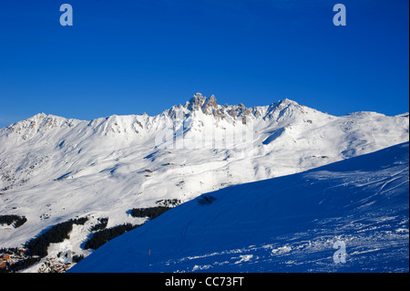 Méribel und Courchevel in den Trois Vallées (3-Täler) Skigebieten in der Tarentaise-Tal in den französischen Alpen. Dezember 2011 Stockfoto