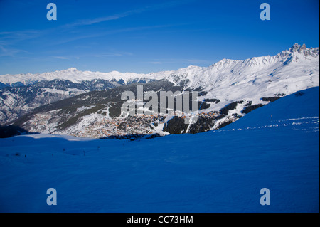 Méribel und Courchevel in den Trois Vallées (3-Täler) Skigebieten in der Tarentaise-Tal in den französischen Alpen. Dezember 2011 Stockfoto