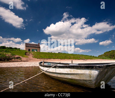 Angelboot/Fischerboot und Shiel auf dem Tweedhill Lachsfischen Schlag des Flusses Tweed in der Nähe von Horncliffe. Stockfoto