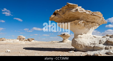 Inselberge mit den umliegenden zerfurcht sand in die Weiße Wüste, in der Nähe von Farafra Oase, Ägypten Afrika Stockfoto