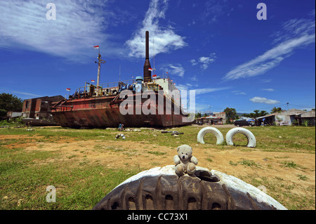 Indonesien, Sumatra, Banda Aceh, alten Strom-Frachtschiff gefunden mitten in der Stadt nach dem verheerenden Tsunami im Jahr 2004 Stockfoto