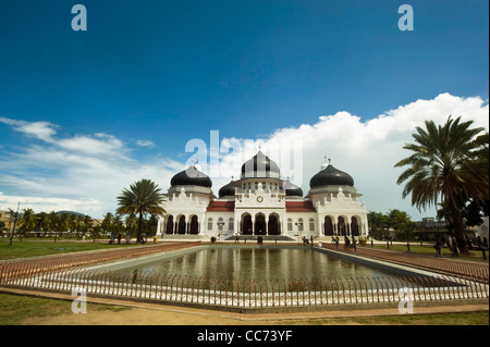 Indonesien, Sumatra, Banda Aceh, Baiturrahman Moschee (Mesjid Raya Baiturrahman) gegen blauen Himmel Stockfoto