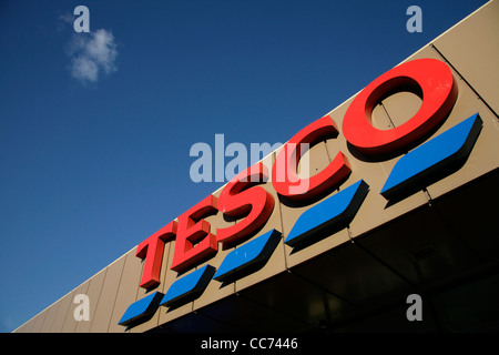 Tesco Supermarkt Shop Zeichen vor einem blauen Himmel gesehen Stockfoto