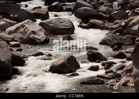 Indien, Arunachal Pradesh, schnell fließenden Gewässern von Tenga Fluss stürzt über Felsen Stockfoto