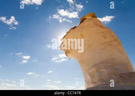 Nahaufnahme von Inselberg gegen strahlend blauen Himmel mit Wolkenfetzen in die Weiße Wüste, in der Nähe von Farafra Oase, Ägypten Afrika Stockfoto
