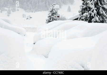 Autos auf dem Parkplatz sehr tief verschneite Stockfoto