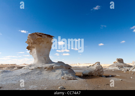 Inselberge mit den umliegenden zerfurcht sand in die Weiße Wüste, in der Nähe von Farafra Oase, Ägypten Afrika Stockfoto