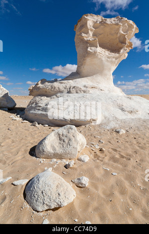 Vertikale Schuss der Inselberge mit den umliegenden zerfurcht sand in die Weiße Wüste, in der Nähe von Farafra Oase, Ägypten Afrika Stockfoto