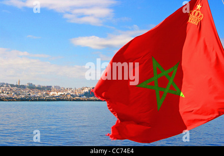 Die Marokkanische Flagge im Vordergrund und die Stadt Tanger im Hintergrund von der Fähre nach Tarifa, Marokko gesehen. Stockfoto