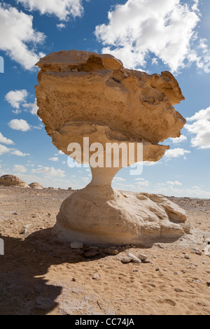 vertikale Schuss der Inselberge mit den umliegenden zerfurcht sand in die Weiße Wüste, in der Nähe von Farafra Oase, Ägypten Afrika Stockfoto