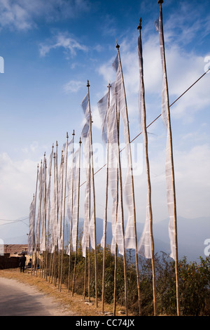 Indien, Arunachal Pradesh, Bomdila, buddhistische Gebetsfahnen fliegen auf Masten neben Hochstraße Stockfoto