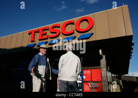 Zwei ältere Männer draußen einen Tesco-Supermarkt Stockfoto