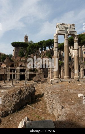 Der Platz auf dem Forum Romanum. Die drei Säulen sind die Überreste des Tempels der Venus Genetrix, Rom Stockfoto