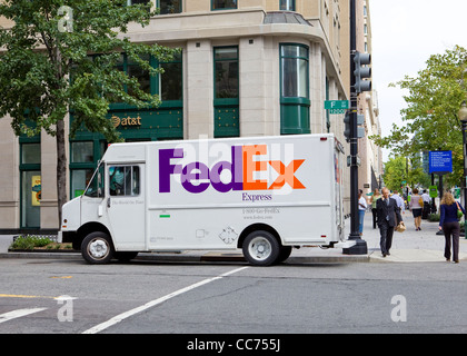 FedEx Lieferwagen geparkt auf Stadt-Ecke - Washington, DC USA Stockfoto