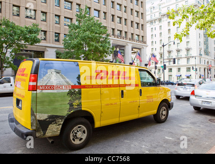 DHL-Lieferwagen geparkt auf Stadtstraße - USA Stockfoto