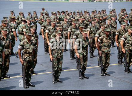 Marine Platoon Gewehr Drill Bildung, neue Rekruten, Marinekorps rekrutieren Depot Parris Island, SC, USA Stockfoto