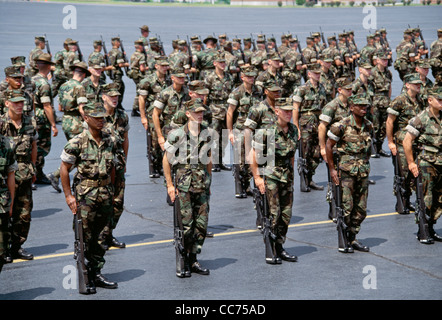 Marine Platoon Rifle Drill Formation, New Recruits, United States Marine Corps Recruit Depot Parris Island, SC 1992 Stockfoto