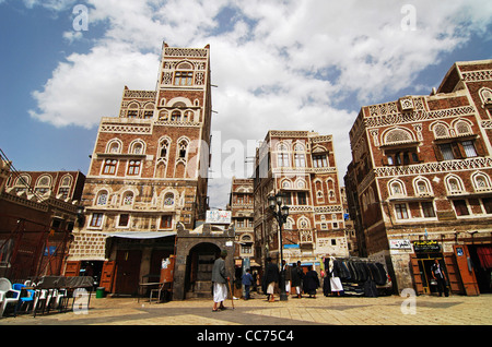 Jemen, Sana ' a, Sanaa, in der alten Stadt Sanaa, ein Platz in der Nähe von Bab-al-Jemen oder Jemen Tor, mit alten Wolkenkratzer Stockfoto