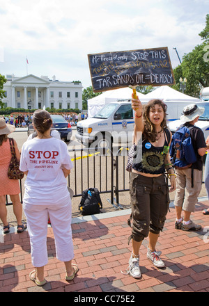 Eine weibliche Tar Demonstrant Sands halten eine Mahnwache (Klima, Umwelt protestieren Demonstrant) - USA Stockfoto