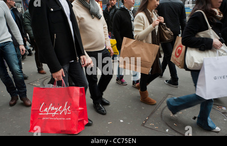 Paris, Frankreich, Verkaufsverkauf im Januar, Publikum außerhalb des Kaufhauses, Gehweg, Frauen mit Einkaufstüten, belebte Straße Stockfoto